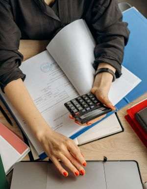 Sindicatele acuză blocarea plăţilor către profesori, calendarul bugetar este invocat de minister